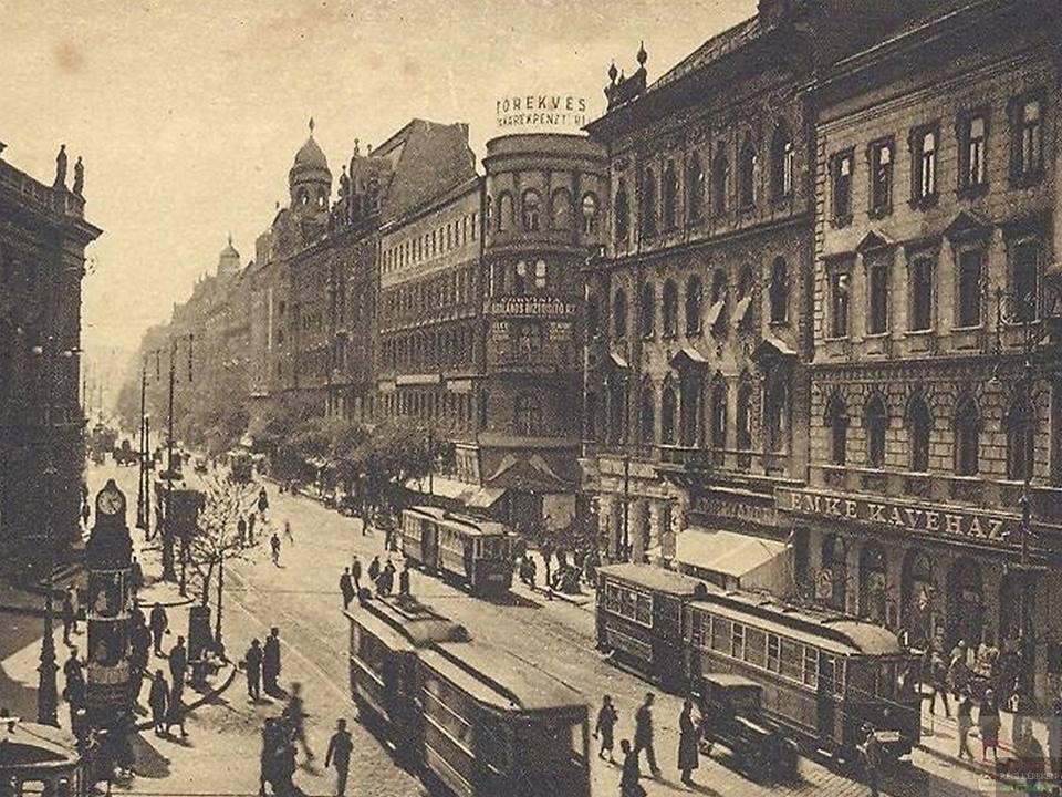 Rákóczi út, balra a híres randevú óra (1920-as évek)