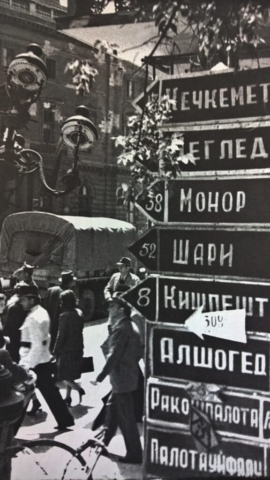 Ciril betűs útjelzők az EMKE sarkon (1945 nyár)