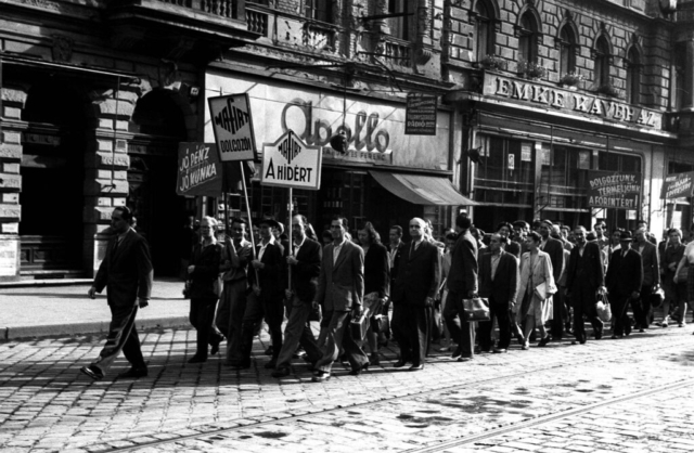 Felvonulók az EMKE előtt (1946)