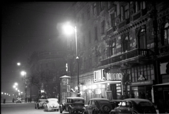 Szilveszter éjjelén az EMKE előtt (1949)