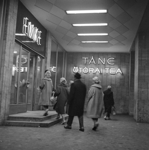 Az Erzsébet körút árkádjai alatt a teljesen átépített EMKE bejárata (1962)