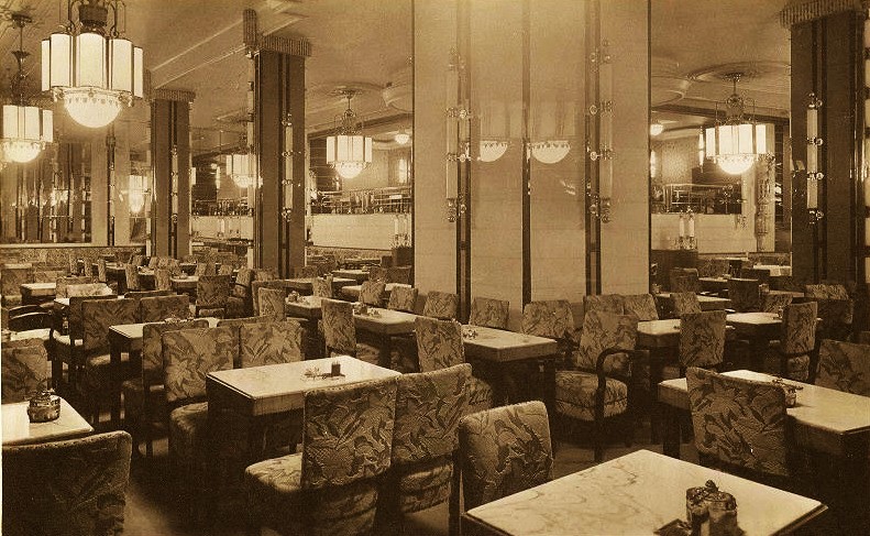 EMKE kávéház belső tere, hátul a galéria (1937 után)